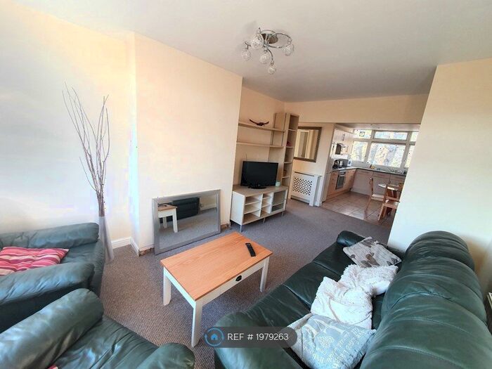 3 Bedroom Flat To Rent In Cautley Avenue, London, SW4