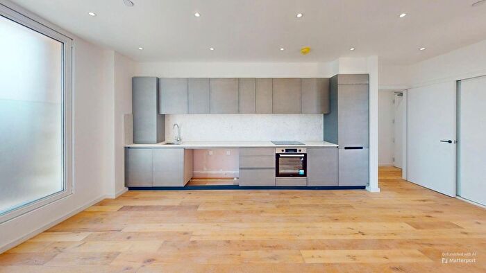 3 Bedroom Flat To Rent In Powell Road, London, E5