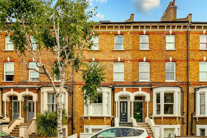 2 Bedroom Apartment To Rent In Vardens Road, SW11