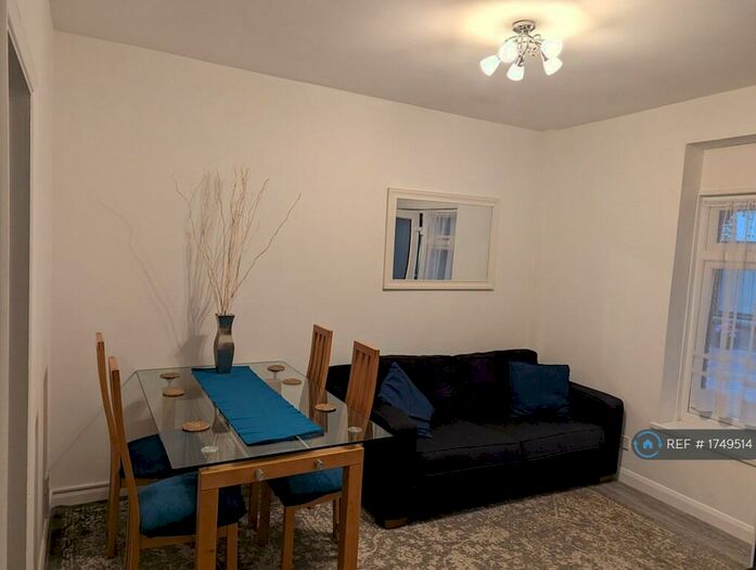 2 Bedroom Flat To Rent In Castle Walk, Stansted Mountfitchet, CM24