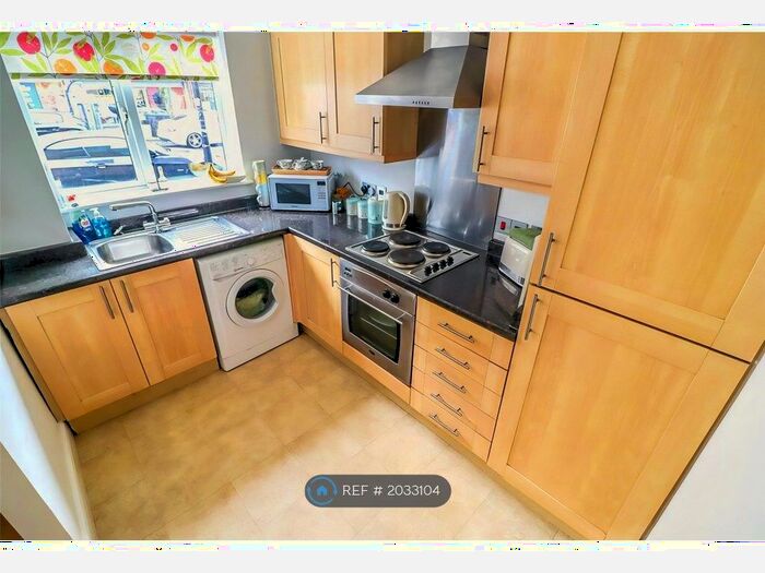 2 Bedroom Flat To Rent In Avon House, Upminster, RM14
