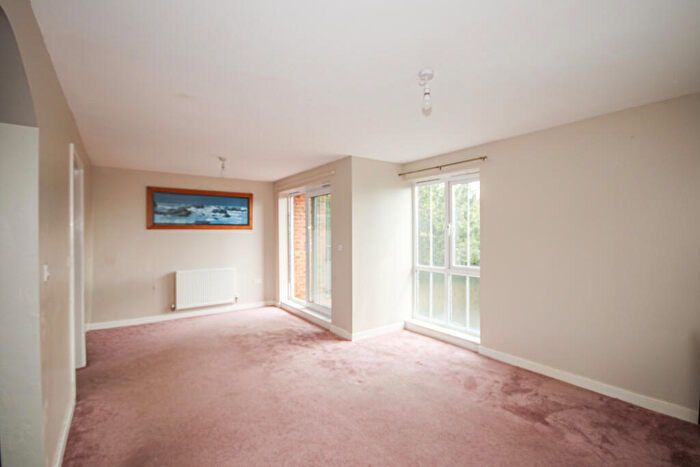 2 Bedroom Flat To Rent In Marigold Drive, Sittingbourne, Kent, ME10