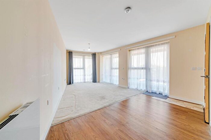 2 Bedroom Apartment For Sale In Lewis House, Beulah Hill, London, SE19