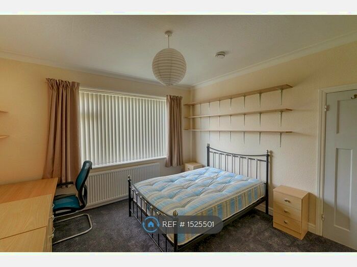 5 Bedroom Semi-Detached House To Rent In Birchfields Road, Manchester, M14