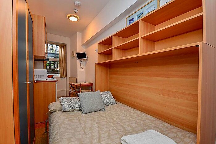 Studio To Rent In West Cromwell Road, Earls Court, London, SW5