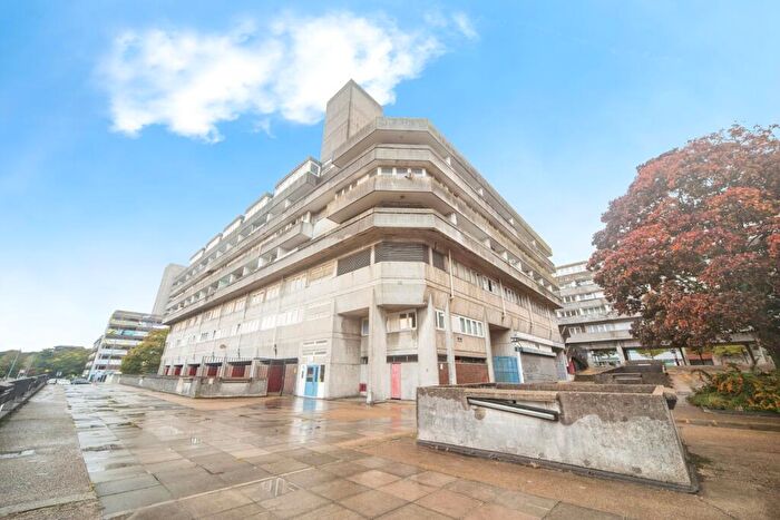 2 Bedroom Maisonette For Sale In Commercial Road, Southampton, Hampshire, SO15