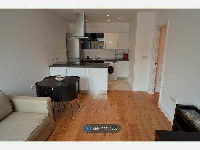 1 Bedroom Flat To Rent In Peninsula Court, London, N1