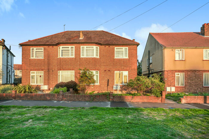 2 Bedroom Apartment To Rent In Rainham Road South, RM10