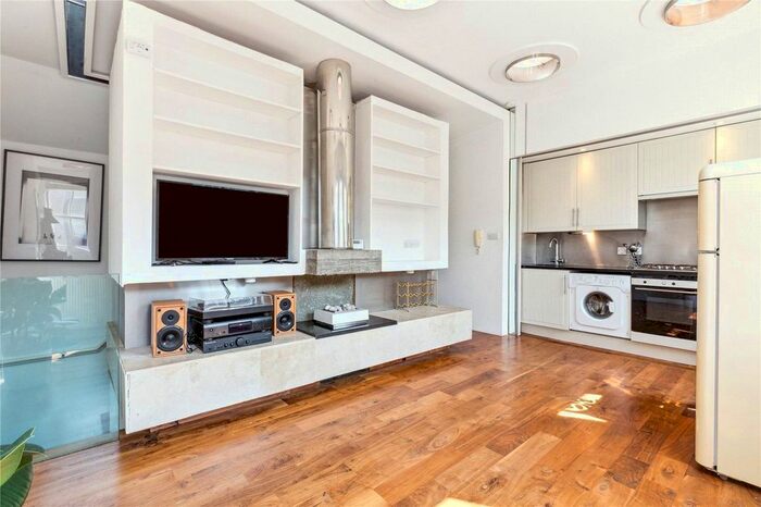 2 Bedroom Maisonette To Rent In Askew Road, London, W12