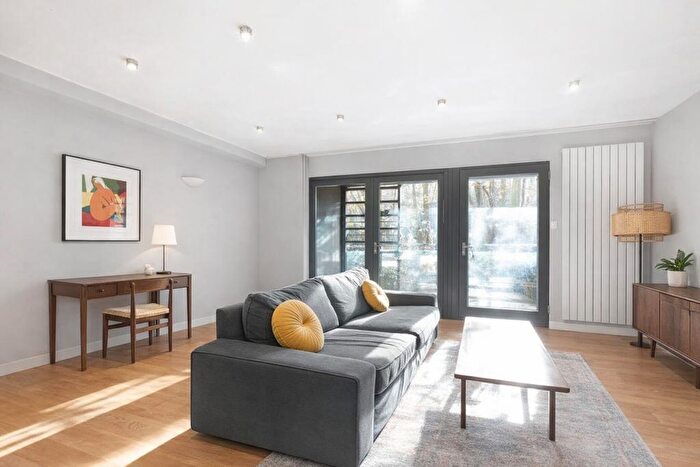 2 Bedroom Flat To Rent In Mile End Road, Whitechapel, E1