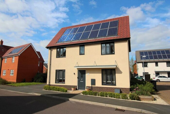 3 Bedroom Detached House For Sale In Robin Grove, Wymondham, NR18