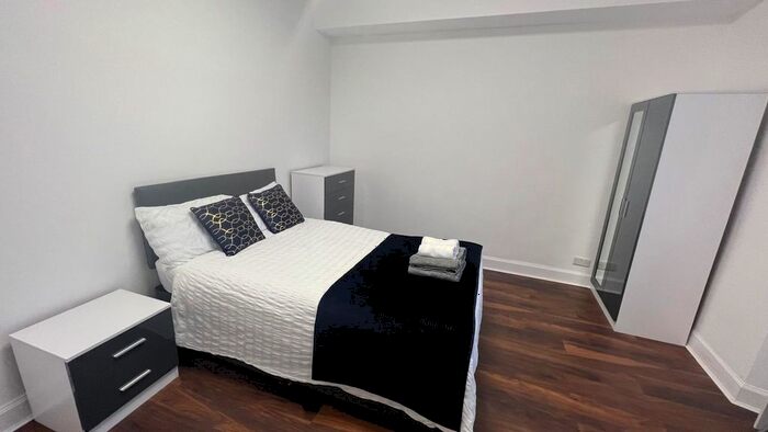 3 Bedroom Flat To Rent In Drummond Street, Edinburgh, EH8