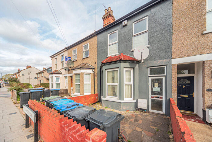 1 Bedroom Terraced House To Rent In Lincoln Road - Enfield - London -, EN3