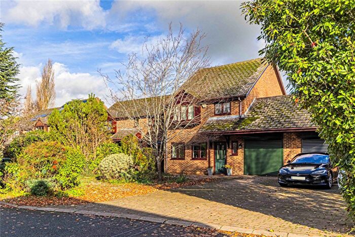 4 Bedroom Link Detached House For Sale In Kings Meadow, Kings Langley, Hertfordshire, WD4