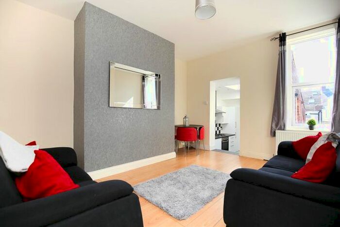 3 Bedroom Flat To Rent In Biddlestone Road, Newcastle Upon Tyne NE6