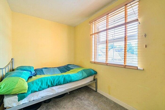 2 Bedroom Flat For Sale In Kingsoak House, Woking, Surrey, GU21