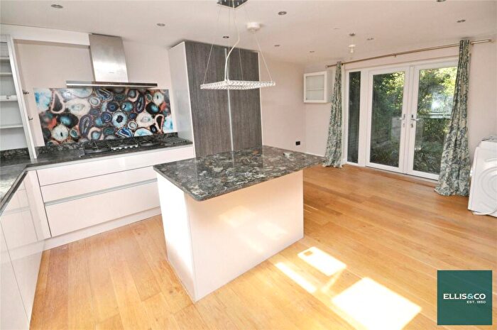4 Bedroom House To Rent In Moat Crescent, Finchley, N3