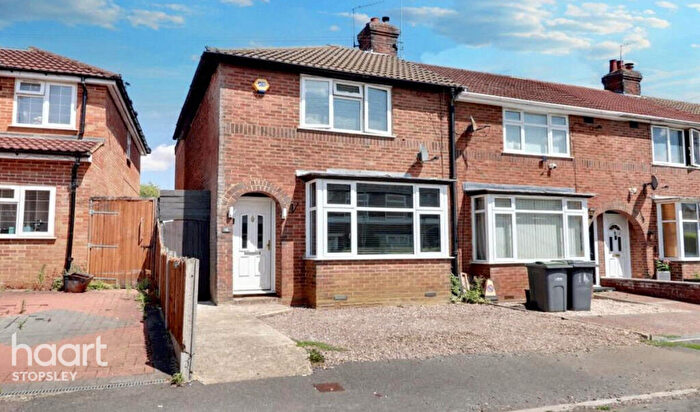 3 Bedroom End Of Terrace House For Sale In Hazelwood Close, Luton, LU2
