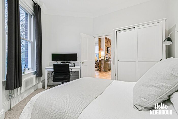 2 Bedroom Flat To Rent In Clapham Road, London, SW9