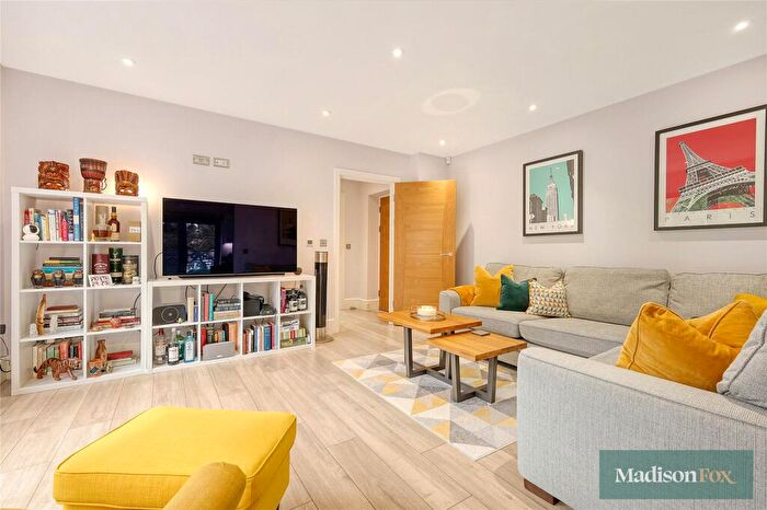 1 Bedroom Apartment For Sale In Roding Road, Loughton, Essex, IG10