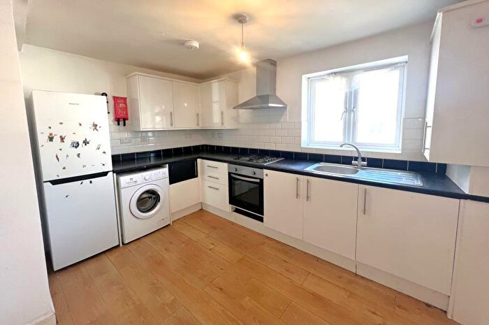 2 Bedroom Flat To Rent In Woking, Surrey, GU21