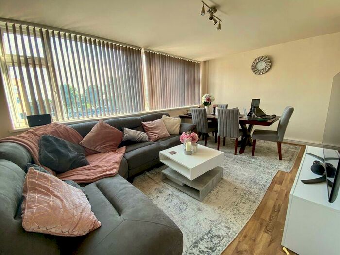 2 Bedroom Flat To Rent In Lane End Road, Burnage, Manchester, M19