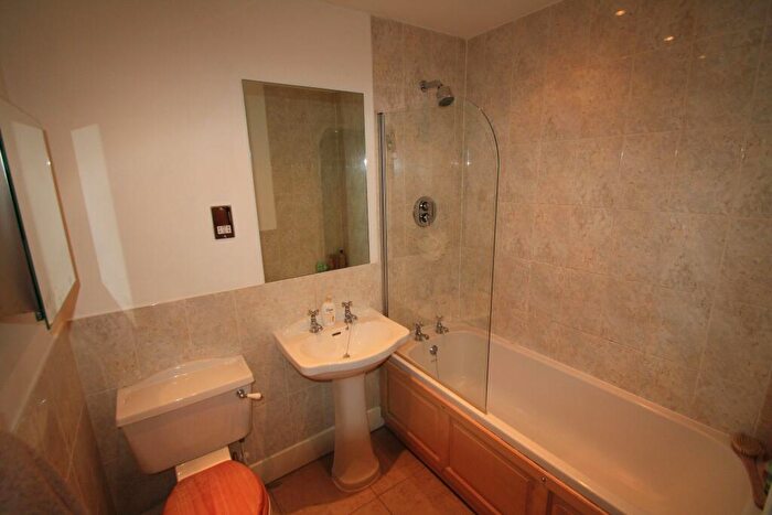 2 Bedroom Flat To Rent In Dock Street, Leeds, West Yorkshire, LS10