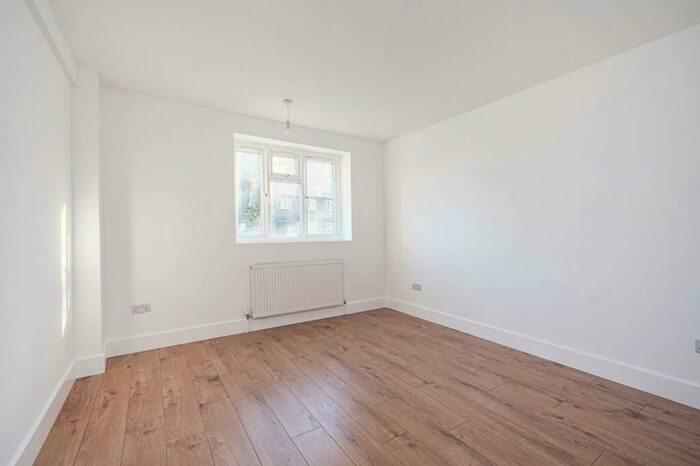 2 Bedroom Flat To Rent In Amhurst Road, Hackney, London, E8
