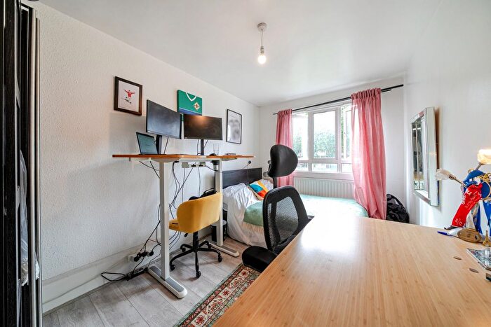 2 Bedroom Flat For Sale In Heather Close, London, SW8