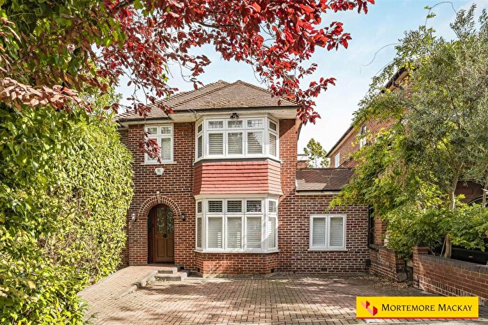 3 Bedroom Detached House For Sale In Elmbank, London, N14