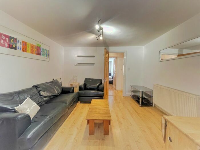 2 Bedroom Flat To Rent In Clapham Road, Stockwell, SW9