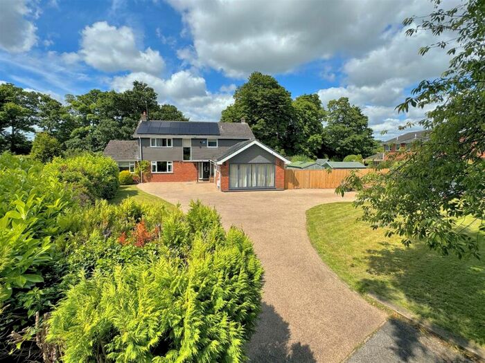 4 Bedroom Detached House For Sale In Garden Close, Halton, HP22