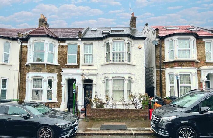 4 Bedroom Detached House To Rent In Hatherley Road, Walthamstow, London, E17