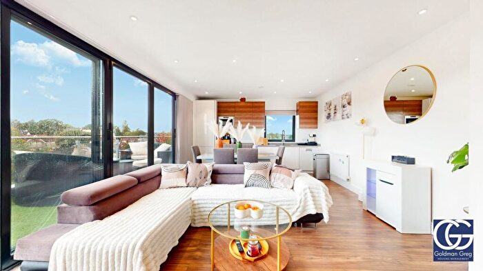 2 Bedroom Apartment For Sale In Bounds Green Road, London, N11