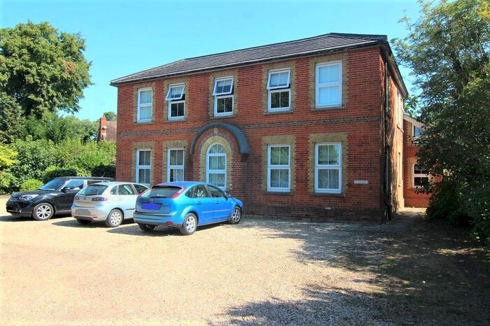 2 Bedroom Flat To Rent In Dukes Ride, Crowthorne, RG45