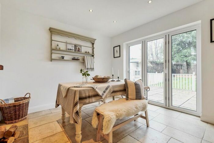 3 Bedroom Semi-Detached House For Sale In Peakfield, Frensham, Farnham, GU10