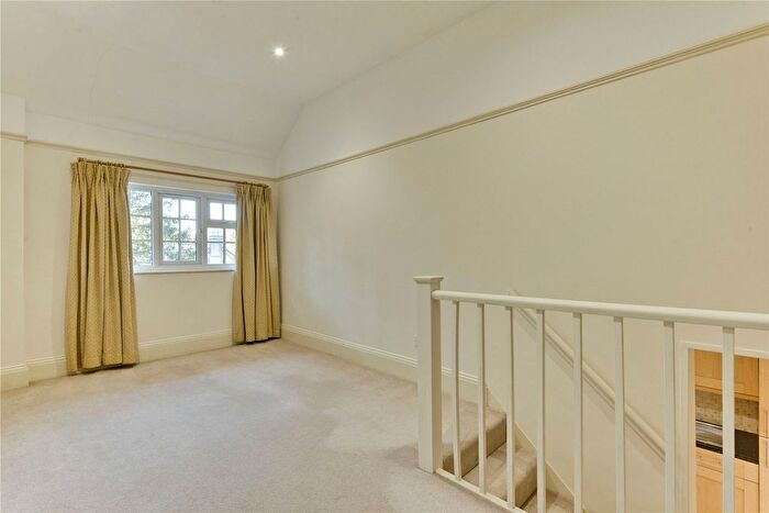 1 Bedroom Flat To Rent In Pine Trees, Portsmouth Road, Esher, Surrey, KT10
