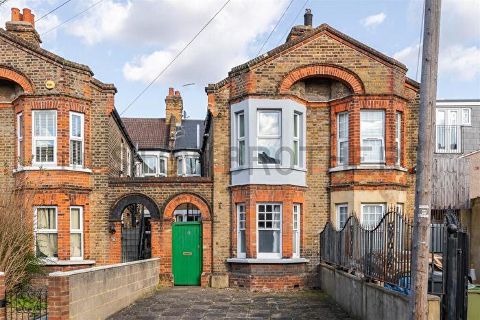 2 Bedroom Flat To Rent In Edinburgh Road, Walthamstow, E17