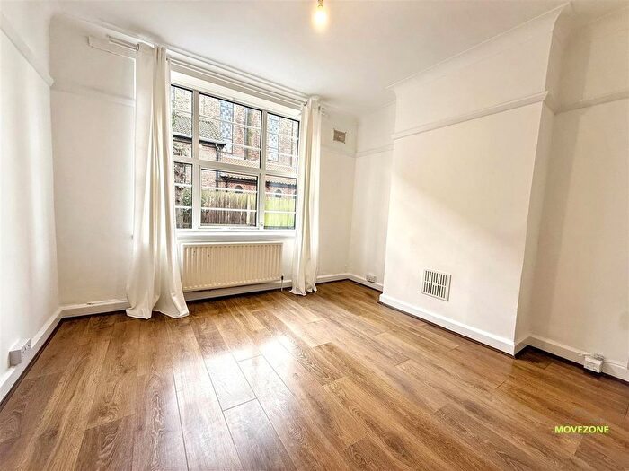 2 Bedroom Flat To Rent In Burnt Ash Hill, London, SE12