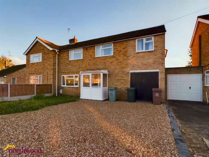 4 Bedroom Semi-Detached House To Rent In Timms Road, Banbury, OX16