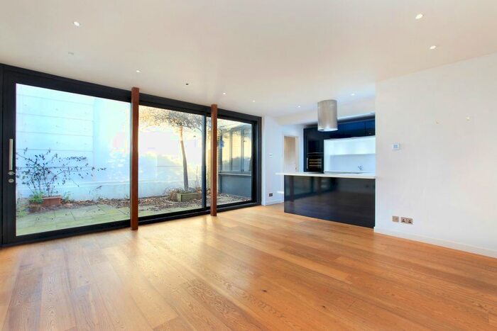 2 Bedroom Detached House To Rent In Crescent Grove, Clapham, London, SW4