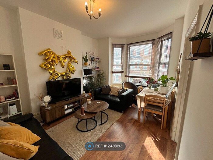 2 Bedroom Flat To Rent In Tremadoc Road, London, SW4