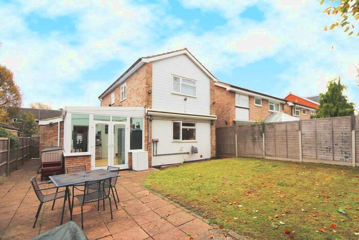 4 Bedroom Detached House To Rent In Badgers Copse, Worcester Park KT4