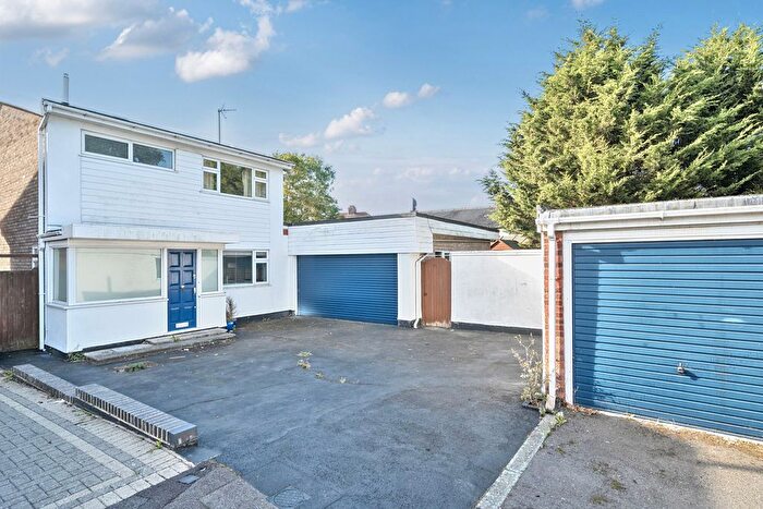 3 Bedroom Detached House For Sale In Credenhall Drive, Bromley, BR2