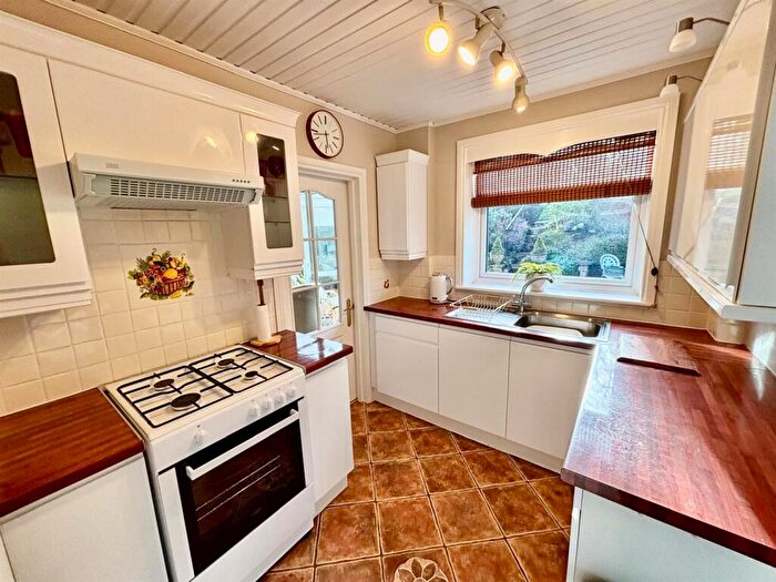 2 Bedroom Semi-Detached House For Sale In Whincover Road, Wortley, Leeds, LS12