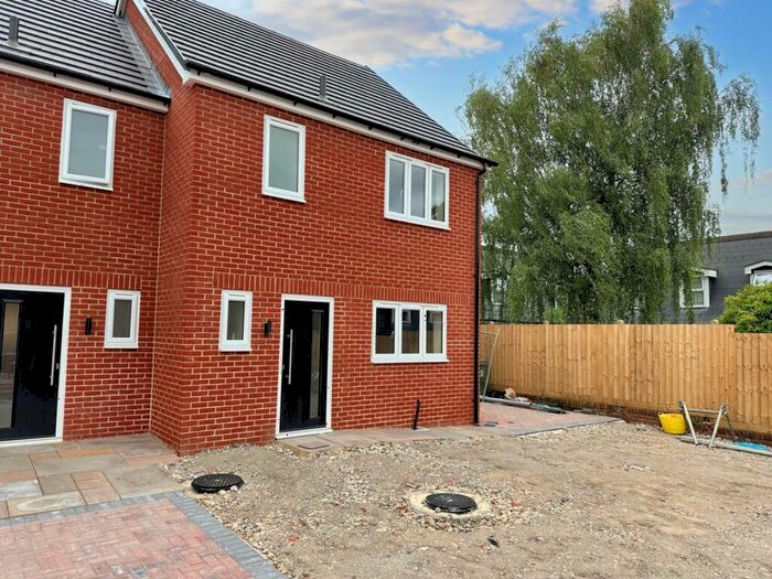 3 Bedroom Semi-Detached House To Rent In Walton Road, Aylesbury, HP21