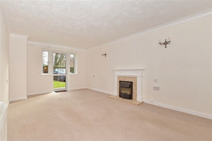 2 Bedroom Flat For Sale In Woodbury Lane, Tenterden, Kent, TN30