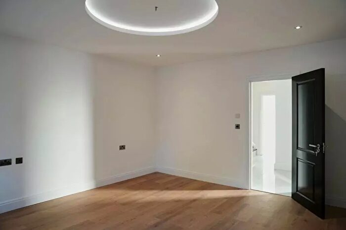 4 Bedroom Semi Detached House To Rent In Lampton Road, Hounslow, TW3