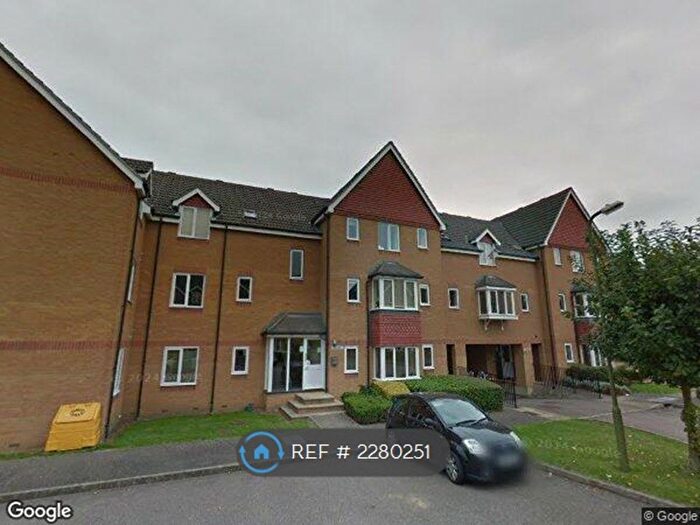 2 Bedroom Flat To Rent In Redoubt Close, Hitchin, SG4