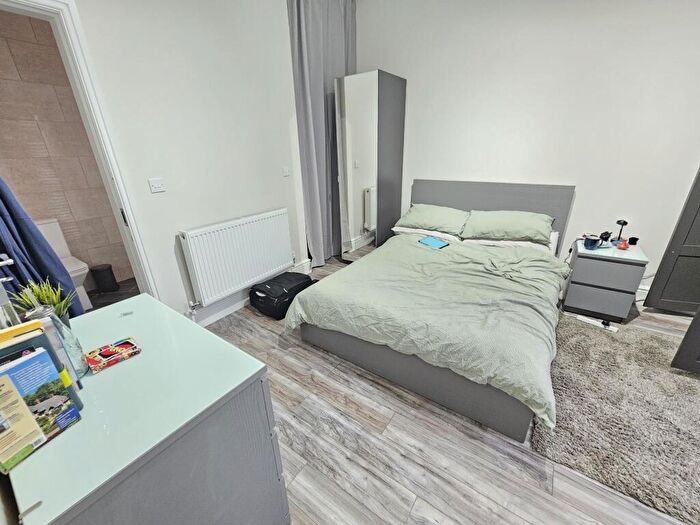 2 Bedroom House To Rent In A Victoria Road, Leeds, LS6